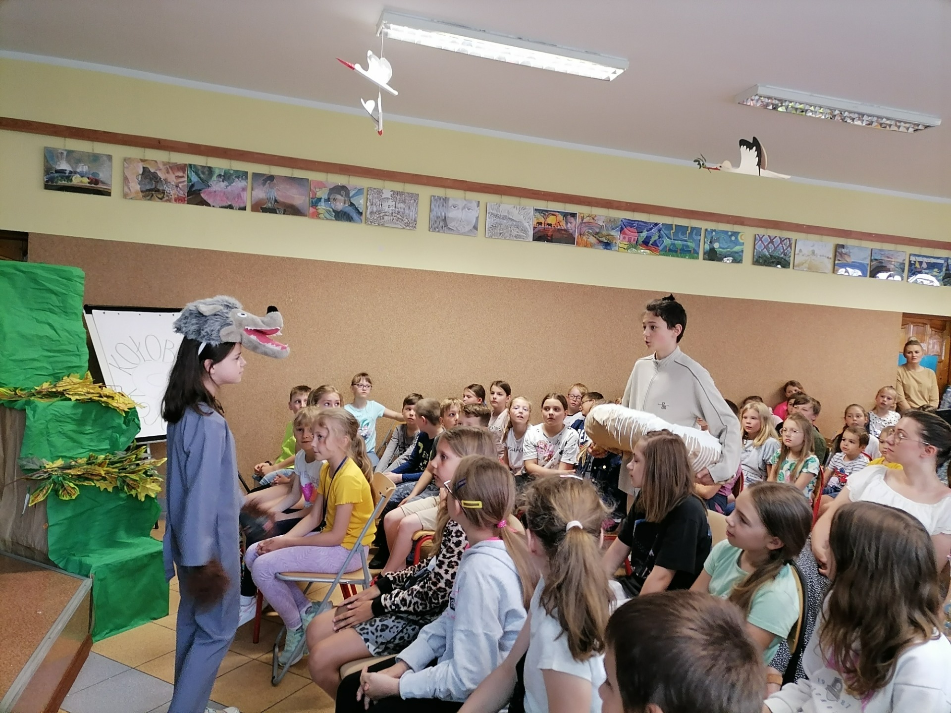 Udział uczniów z kl. VI b z Ukrainy w inscenizacji bajki ukraińskiej Kołobok